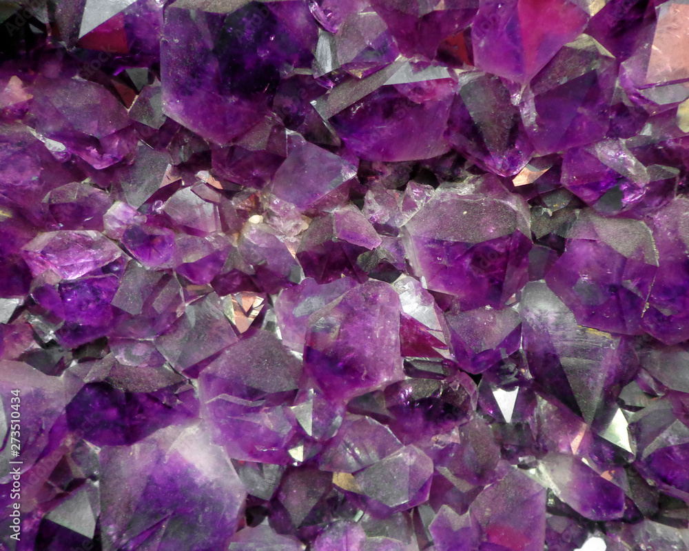 Naklejka premium Amethyst gemstones purple color 