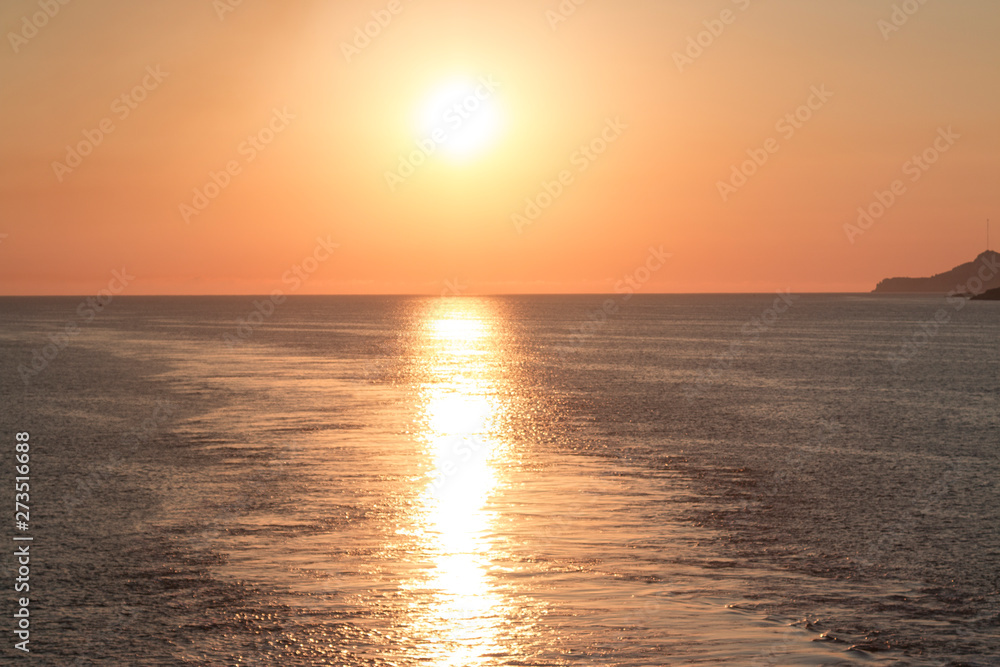Sonnenaufgang von einem Schiff aus