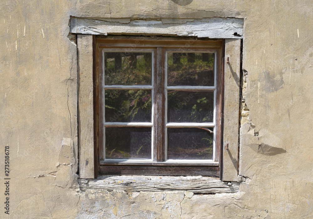 Altes Fenster mit Spiegelbild