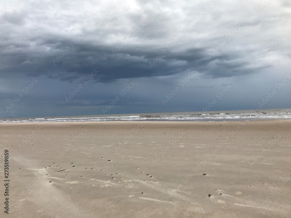 Obraz premium Storm clouds in Pinamar beach