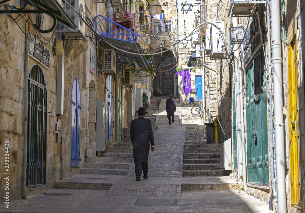 Deux piétons en costume traditionnel dans le quartier juif de la vieille ville de  Jerusalem 