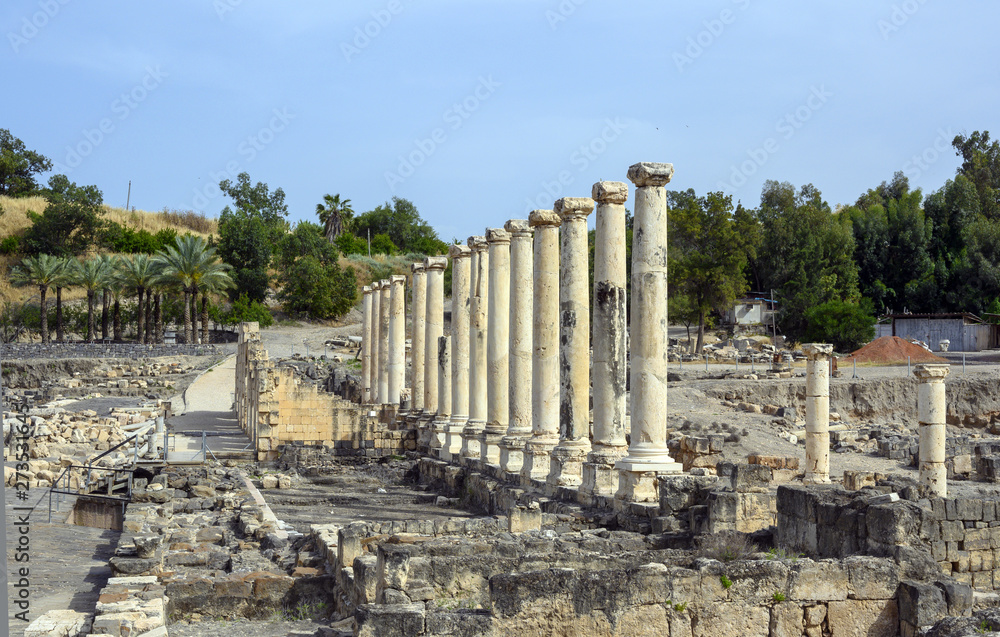 Fototapeta premium Roman ruins of Beit Shean in Israel
