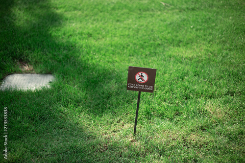 Tapety artystyczne Keep off the grass