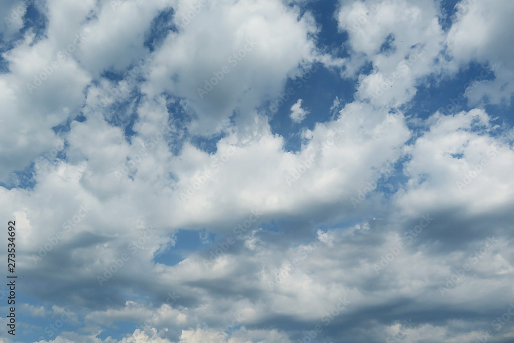 Fototapeta premium Beautiful cloudscape in blue sky, natural clouds background