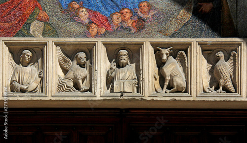 Fotografiet Cristo e i simboli dei quattro Evangelisti; architrave del portale maggiore dell
