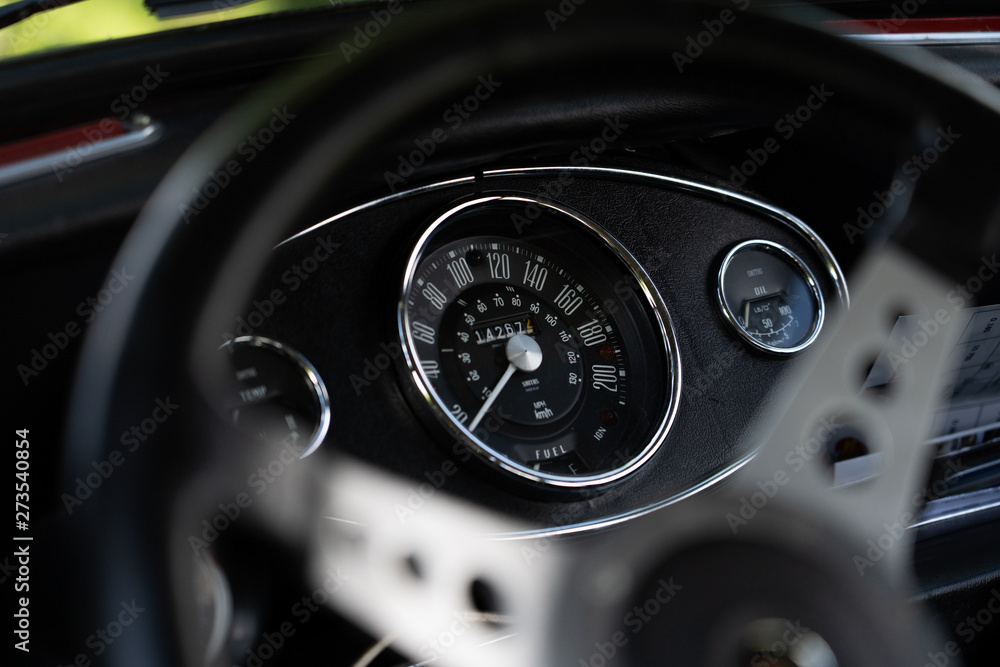 compteur de vitesse dans une ancienne voiture de sport compteur de vitesse dans une ancienne voiture de sport