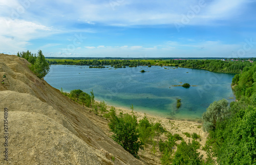 The embankment formed by piles of small crushed stone from limestone.