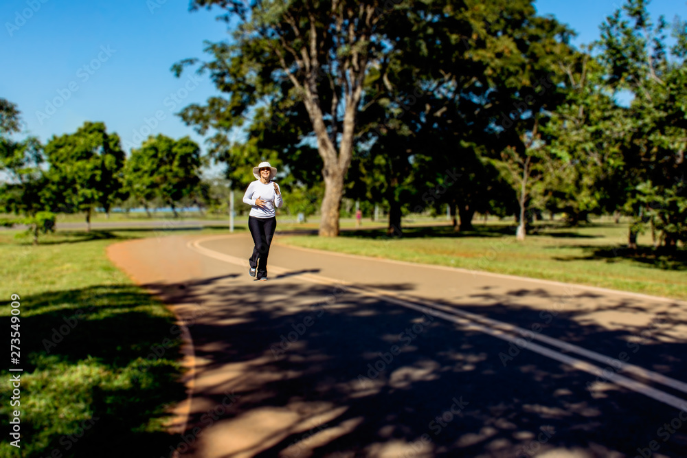 Fototapeta premium Mother and daughter play outdoor sport in city park