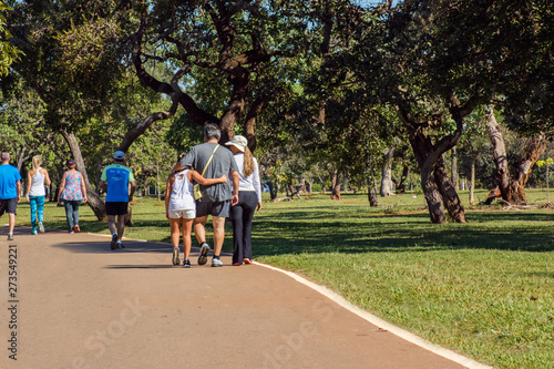 Φωτογραφία Mother and daughter play outdoor sport in city park
