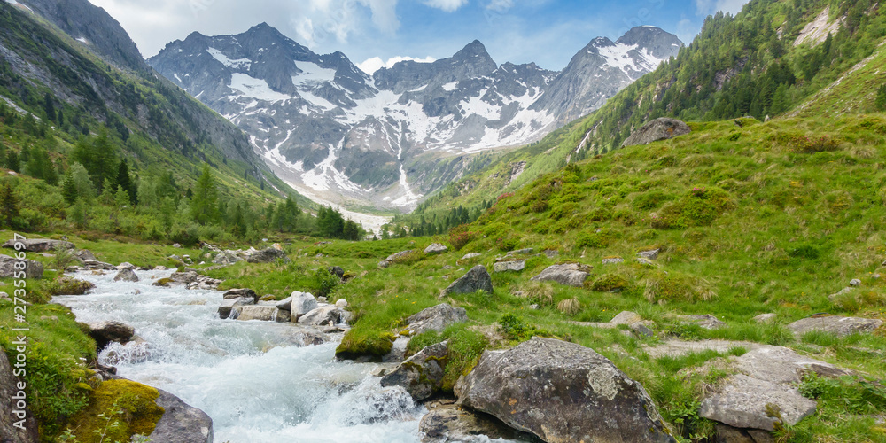 Panorama eines Gebirgsbaches von einem Gletscher