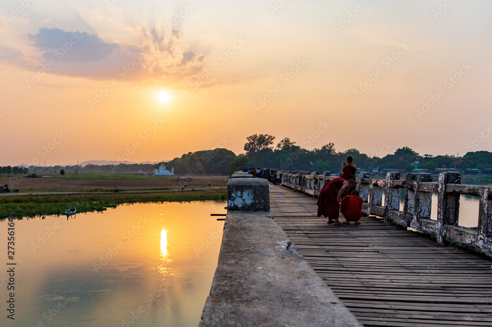 Foto de Sunset over U Bein Bridge that spans the Taungthaman Lake near ...