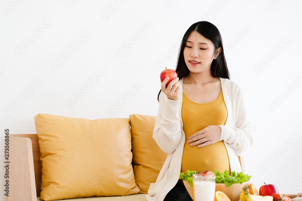 Eating red apples is useful for pregnant mothers. Which has high fiber and vitamins which help prevent anemia Drive waste residues within body Contains the most antioxidants Thereby reducing wrinkles Eating red apples is useful for pregnant mothers. Which has high fiber and vitamins which help prevent anemia Drive waste residues within body Contains the most antioxidants Thereby reducing wrinkles