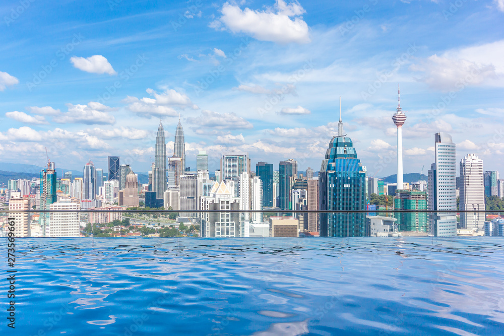 Obraz premium Basen na dachu z pięknym widokiem na miasto Kuala Lumpur, Malezja