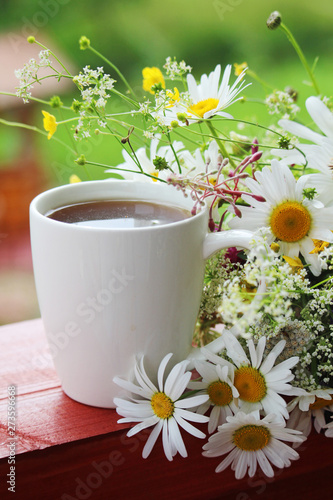 Fototapeta Naklejka Na Ścianę i Meble -  A cup of tea with daisies bouquet