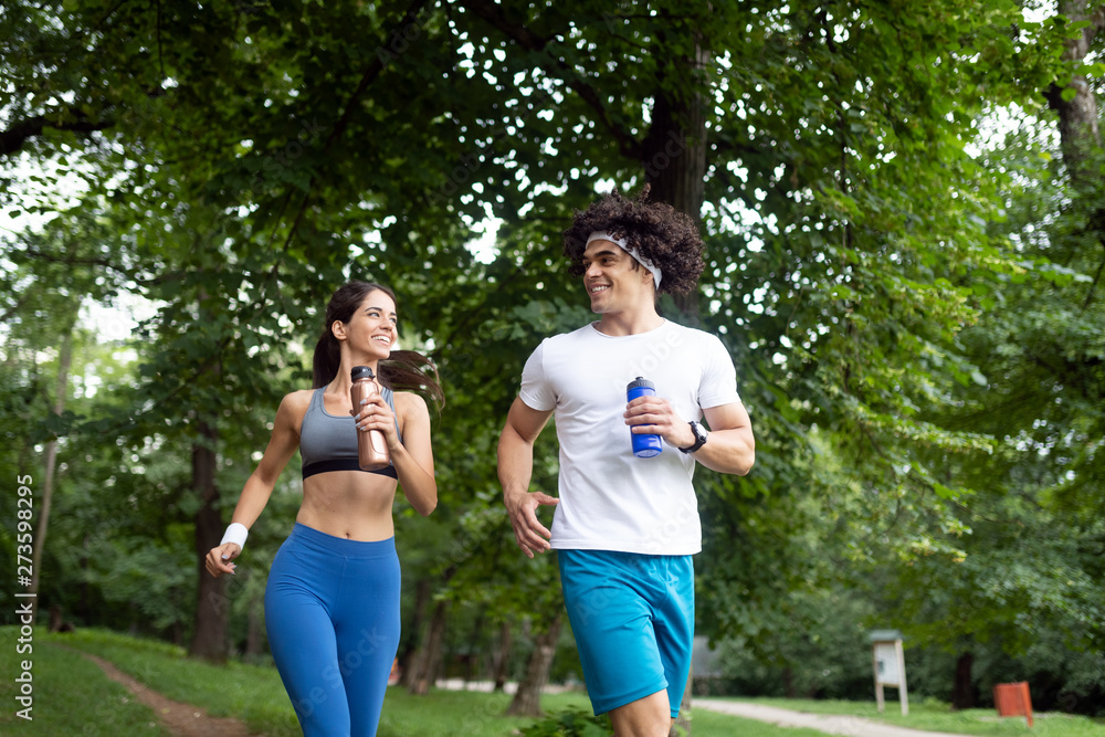 Obraz premium Couple jogging and running outdoors in nature