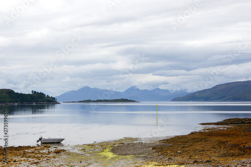 Loch Carron in den Scottish Highlands photo