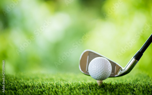 Fotografie, Obraz golf ball on tee to tee off