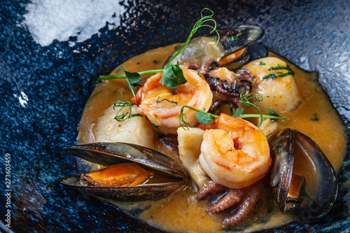 Canvas Print Selective focus on tasty sauteed seafood in a creamy sauce