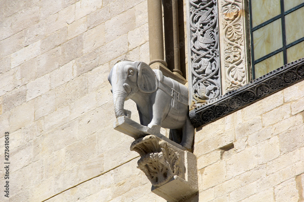 Naklejka premium éléphant de marbre