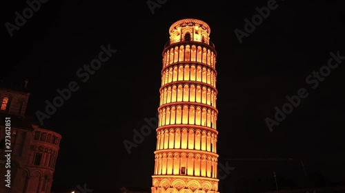 Torre pendente di Pisa illuminata di notte in Piazza dei Miracoli. Time Lapse photo