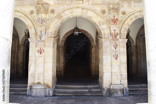 Entrada entre arcos y bóvedas. © Gabrieuskal