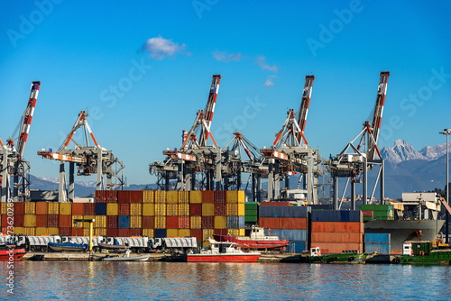 Fotografía Commercial dock of La Spezia with container ship and cranes
