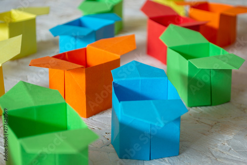 Origamis, boites colorées sur fond blanc