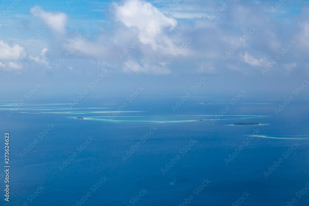 mit einem Wasserflugzeug über wunderschöne Inseln der Malediven fliegen	