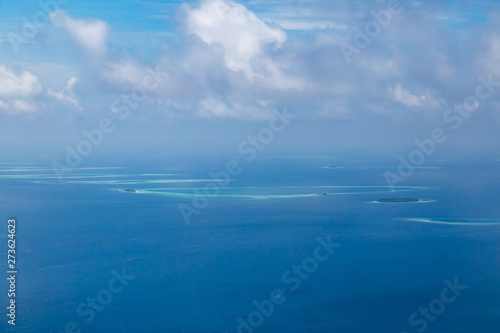 mit einem Wasserflugzeug über wunderschöne Inseln der Malediven fliegen 
