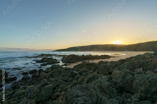 Hinter dem Strand von Aragunnu Bay im Mimosa Rock National Park NSW Australien geht die Sonne auf