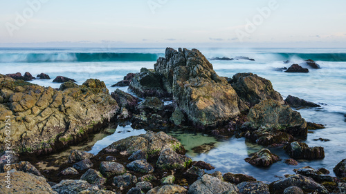 Sonnenaufgang an der Felsküste von Aragunnu Bay im Mimosa Rock National Park in New South Wales Australien photo