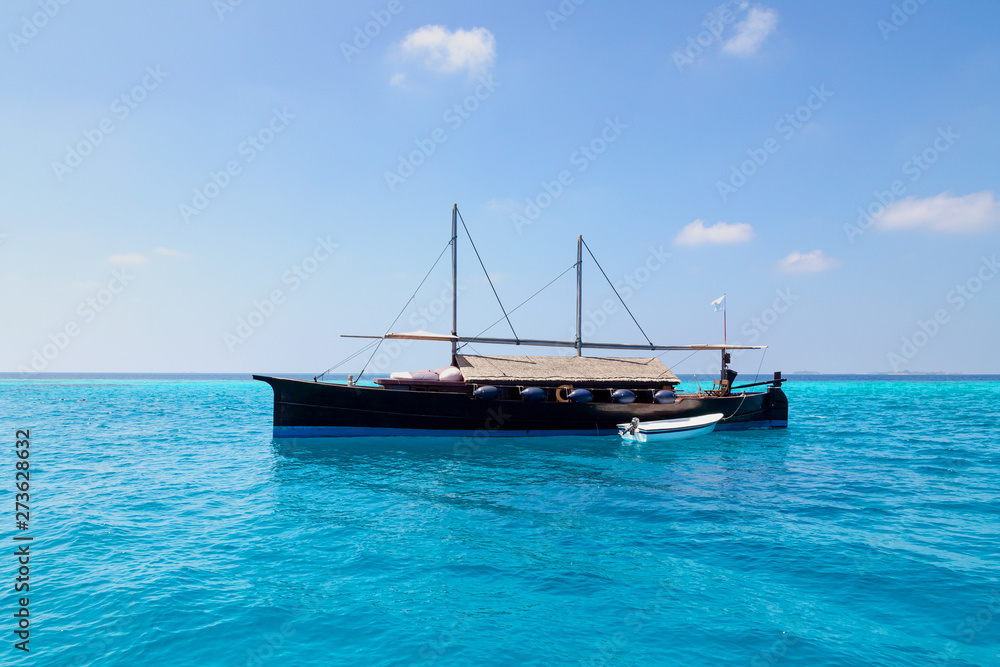 eine Bootsfahrt mit einem typischen maledivischem Boot, dem Dhoni eine Bootsfahrt mit einem typischen maledivischem Boot, dem Dhoni