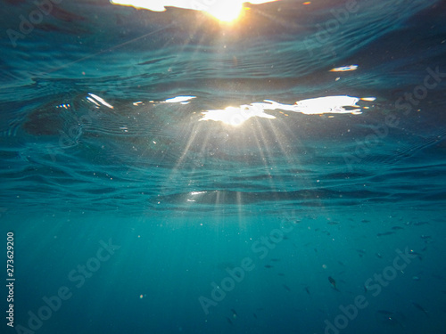 Sonnenstrahlen scheinen unterwasser beim schnorcheln
