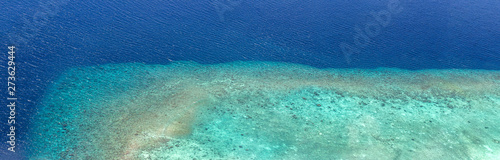 ein Riff auf den Malediven von oben fotografiert