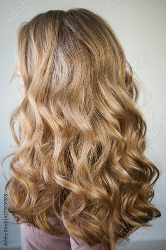 blond with perfect curls, long hair with curls,