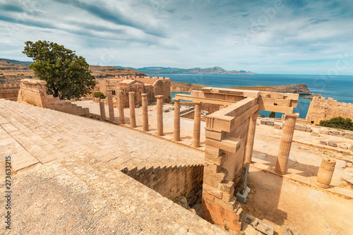 Słynna atrakcja turystyczna - Akropol w Lindos. Starożytna architektura Grecji. Cele podróży na wyspie Rodos