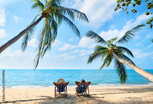 Carta da parati Couple relax on the beach enjoying beautiful sea on the tropical island