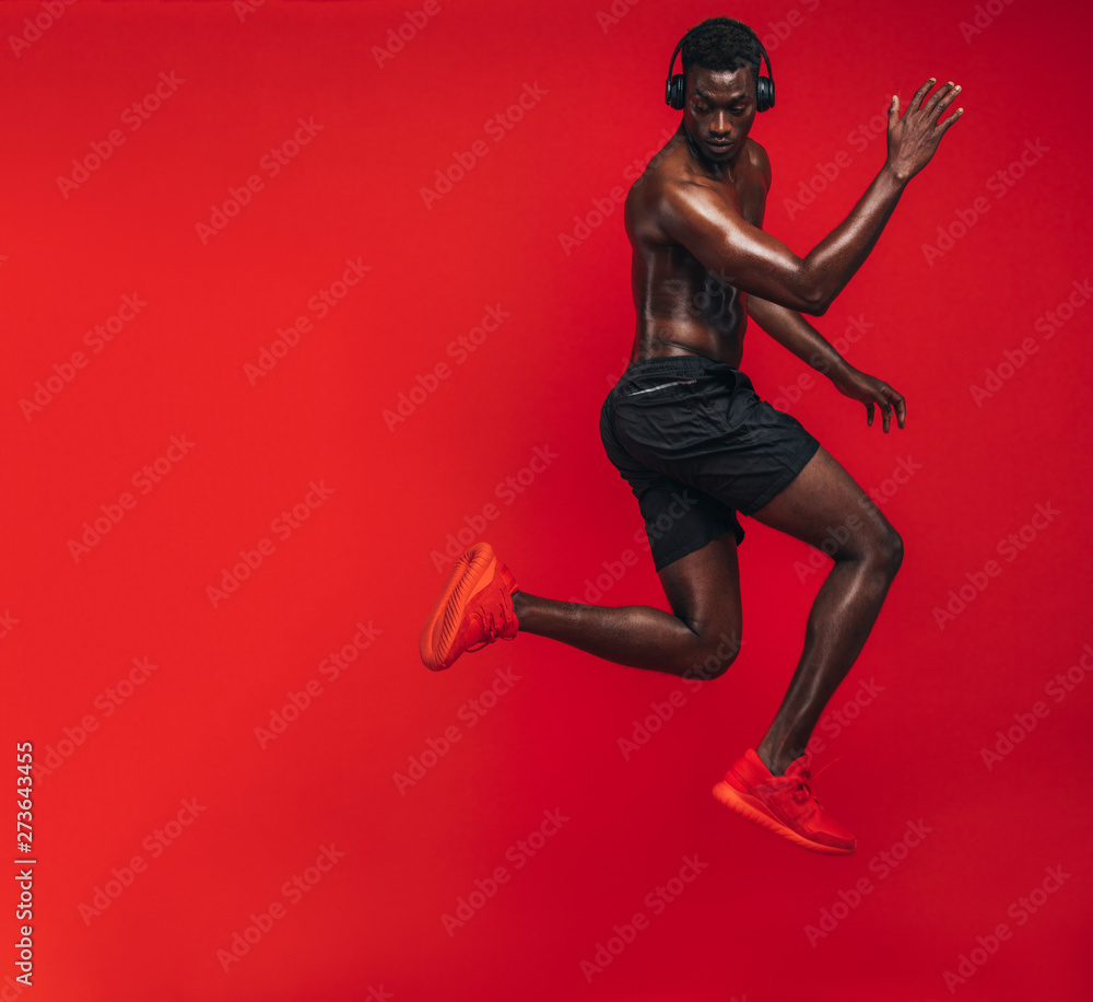 Obraz premium Muscular man exercising