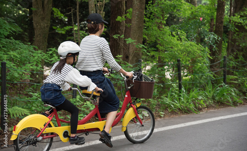 軽井沢で自転車に乗る親子