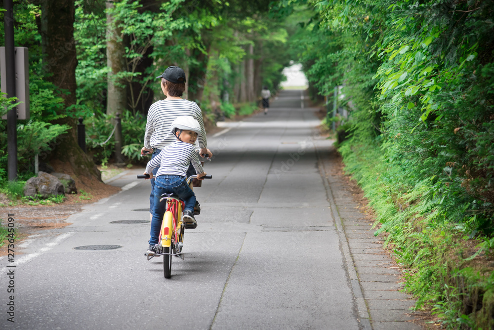 Fototapeta premium 軽井沢で自転車に乗る親子