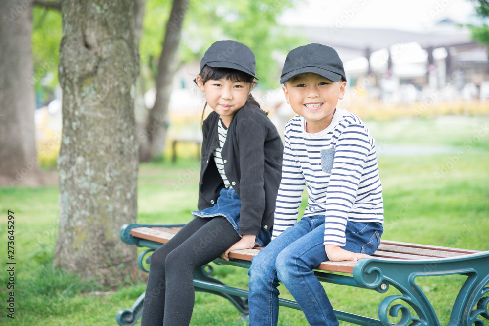 笑顔で公園のベンチに座る子供 Stock 写真 Adobe Stock