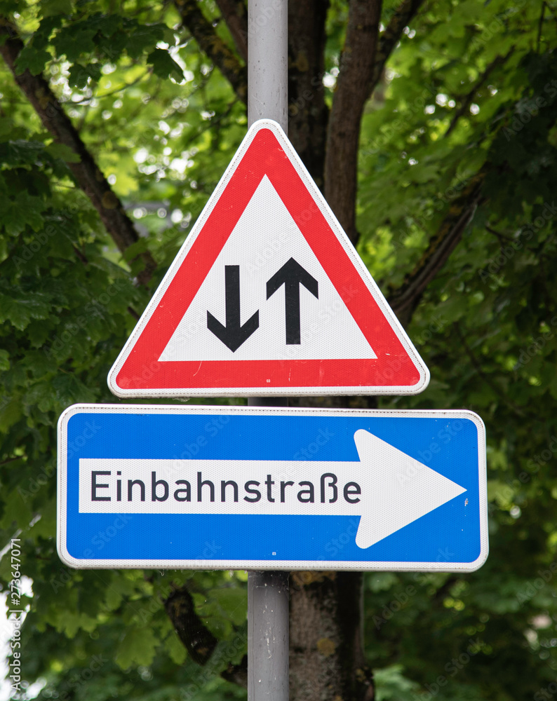 Verkehrsschilder Gegenverkehr und Einbahnstrasse