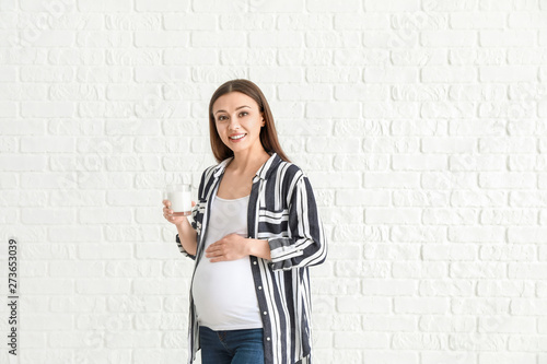 Beautiful pregnant woman wi...