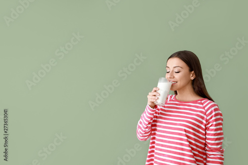 Beautiful woman drinking ta...