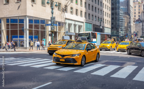 Obraz na plátně New York, streets. High buildings, cars and cabs
