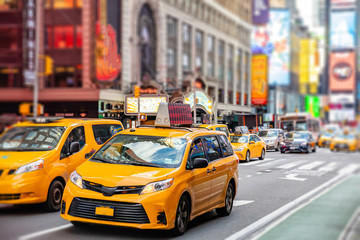 Sierkussen New York taxi Broadway met neonlichten en reclames  © Rawf8