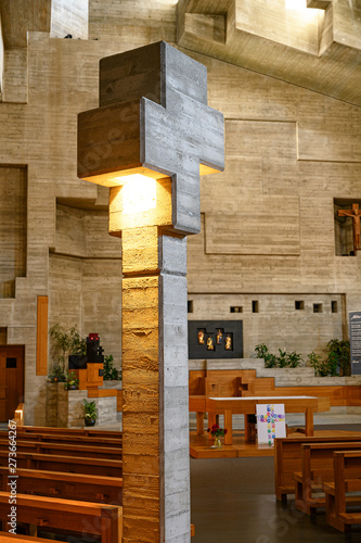 Betonkreuz in der katholischen Kirche von Hérémence, Wallis, Schweiz photo