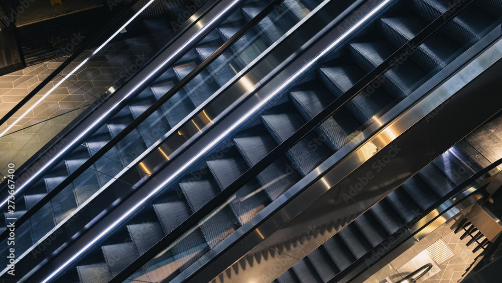 Obraz premium escalator in shopping center