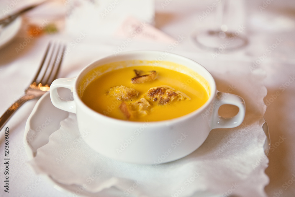 Orangen-Karotten-Suppe mit Chiabatta-Croutons Orangen-Karotten-Suppe mit Chiabatta-Croutons