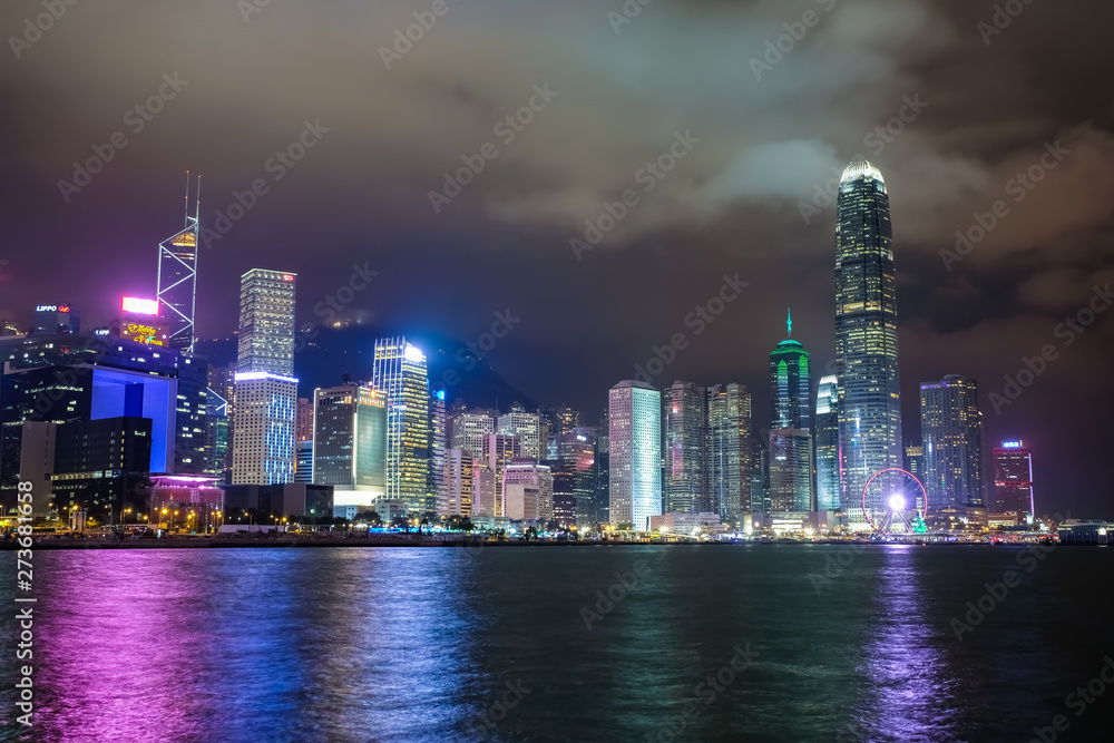 香港 湾仔から中環方面の夜景 曇天